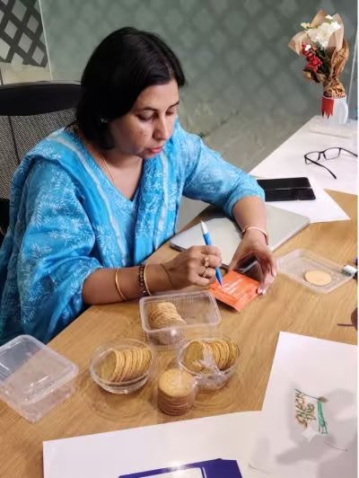 Khadyot founder quality-checking fresh khakhra batches
